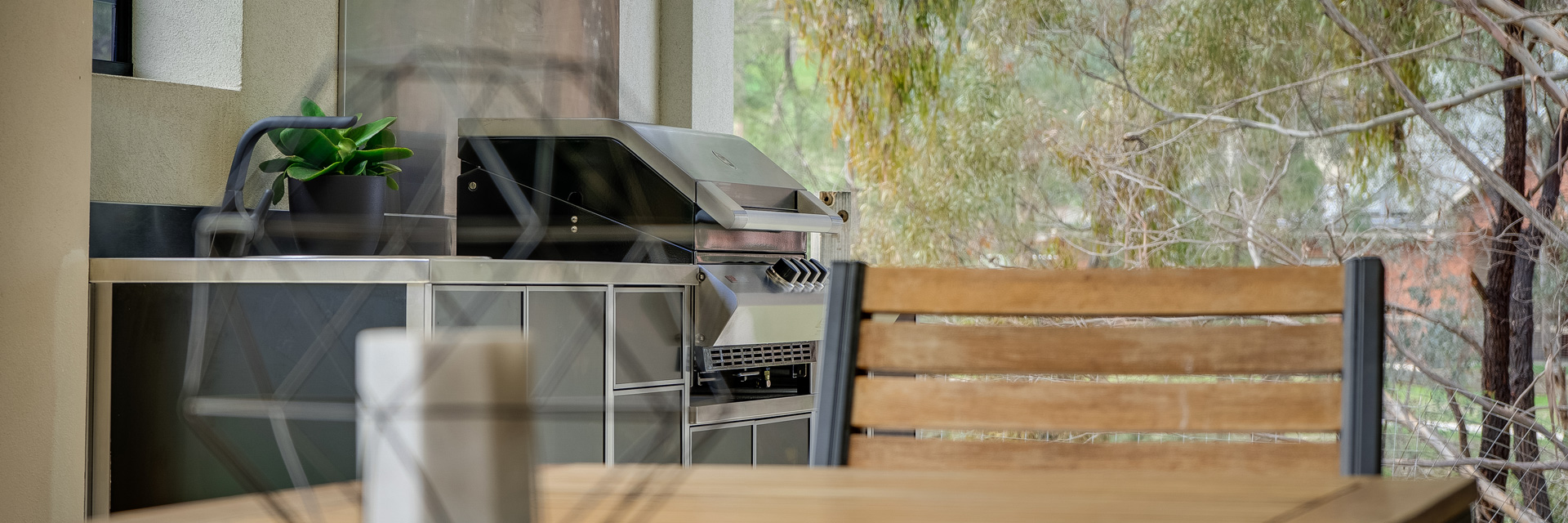Outdoor Kitchen with the works!